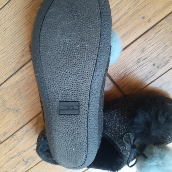 TOMS FUN & FURRY SLIPPERS - Picture 3 of 3
